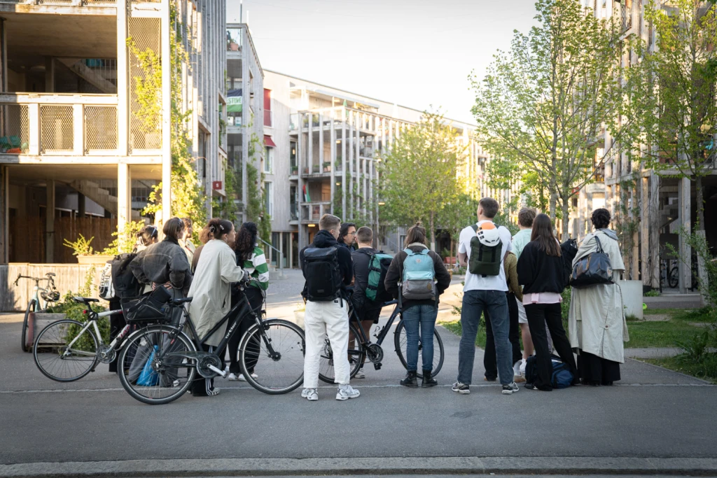 Bei der Begehung der Hubergasse-Siedlung sehen die Studierenden diverse Begrünungsvarianten.