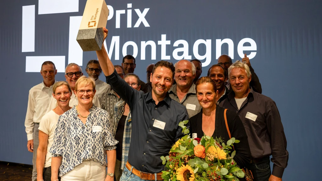 Sichtlich stolz nahm René Schönbächler Anfang September den Prix Montagne 2025 der Schweizer Berghilfe entgegen. «Für mich schliesst sich damit ein Kreis», sagt Schönbächler. Der Preis anerkenne, dass das Konzept der Milchmanufaktur funktioniere und sich die Mühe gelohnt habe, im umkämpften Schweizer Milchmarkt eine Nische zu sichern.